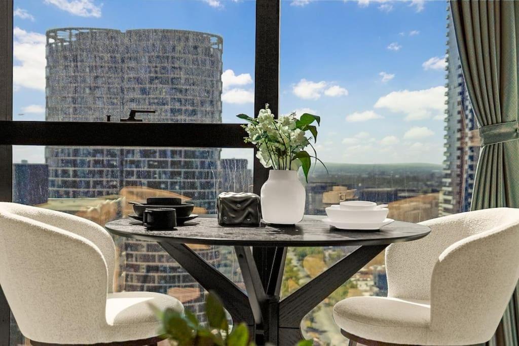 New Urban Sanctuary At Uno-perfect Location 2b1b * Melbourne