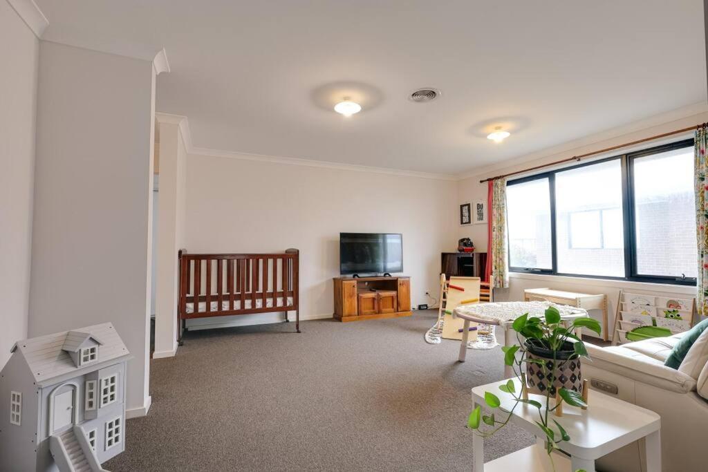 Stayau 5br Contemporary Getaway Point Cook Holiday home *