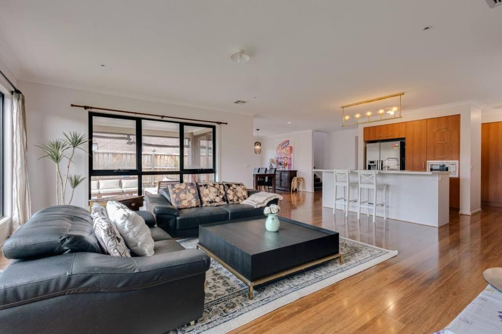 Stayau 5br Contemporary Getaway Point Cook Melbourne