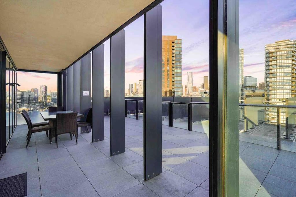 Apartment Waterfront 3bed2b2c With 50 Sqm Expansive Balcony Melbourne