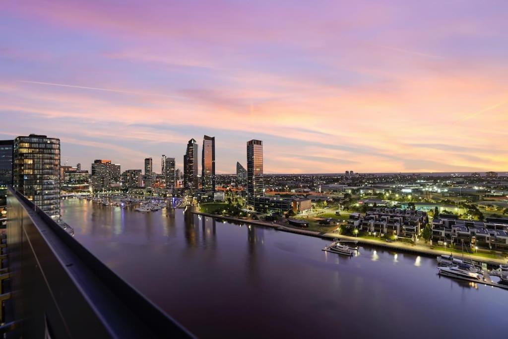 Waterfront 3bed2b2c With 50 Sqm Expansive Balcony Melbourne