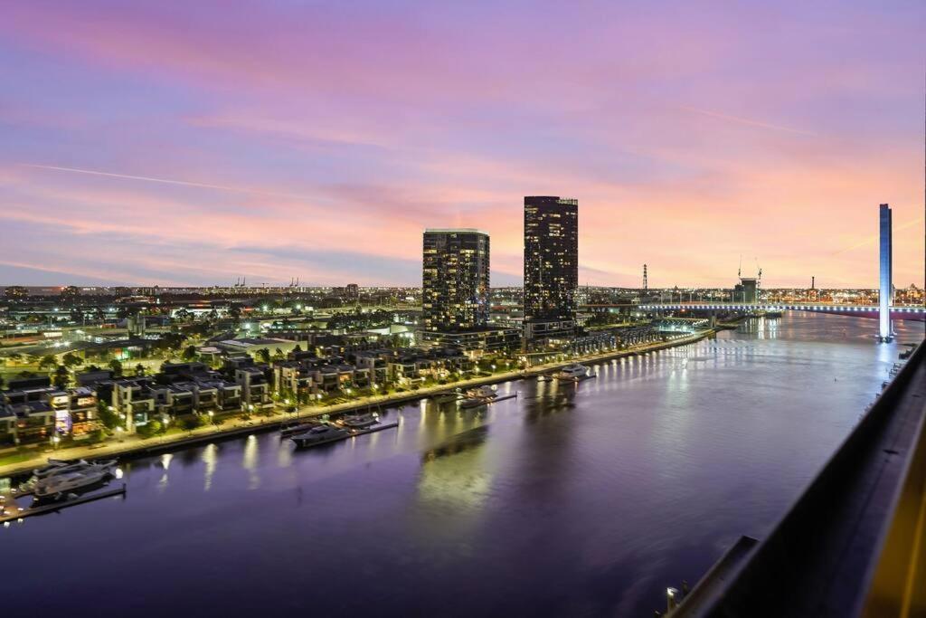 Apartment Waterfront 3bed2b2c With 50 Sqm Expansive Balcony *