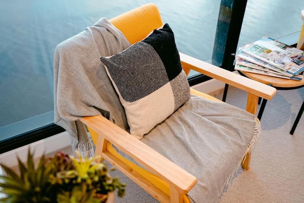 Waterfront 3bed2b2c With 50 Sqm Expansive Balcony Apartment Melbourne