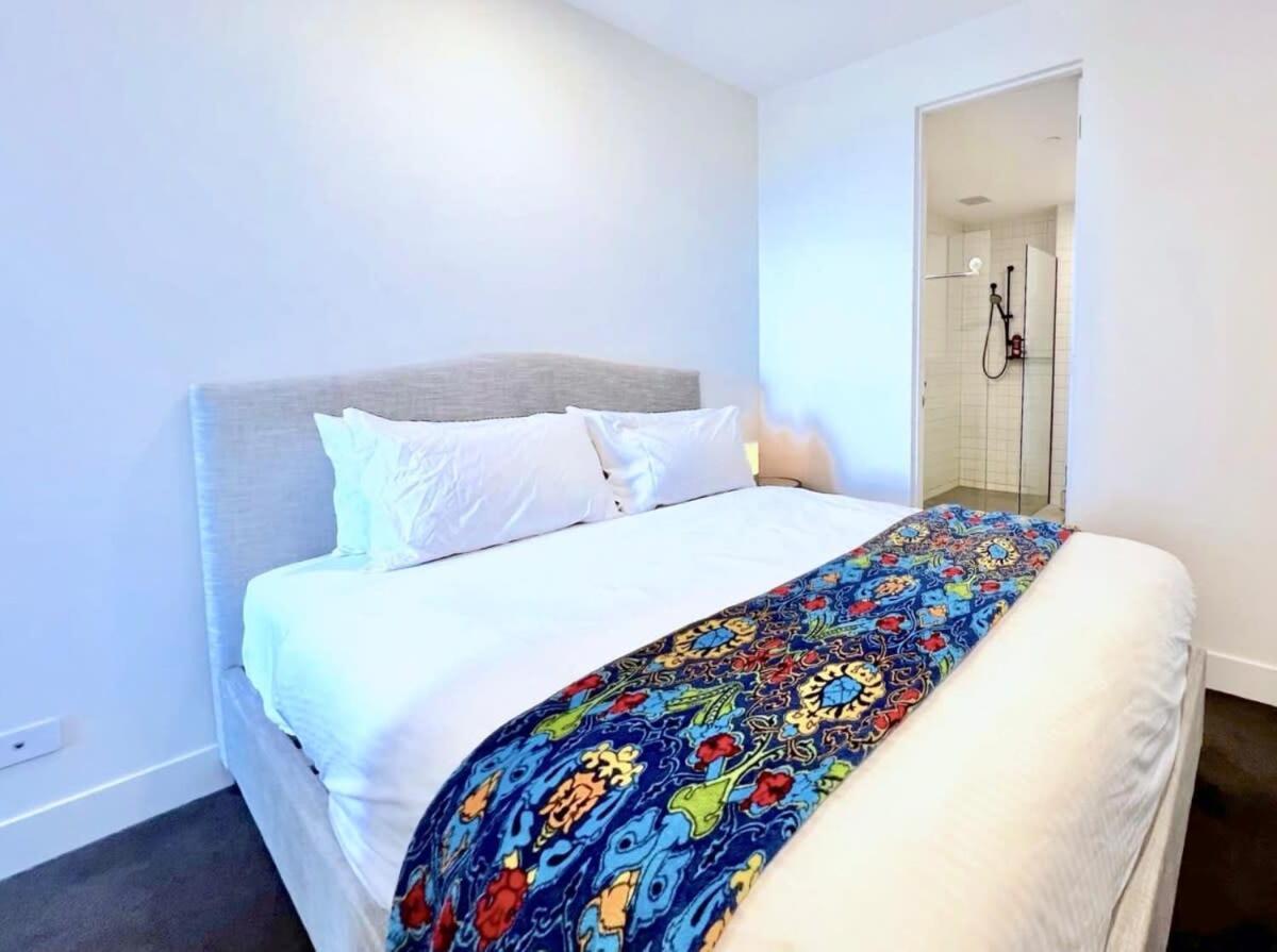 Camberwell Village One Smart Tv * Melbourne
