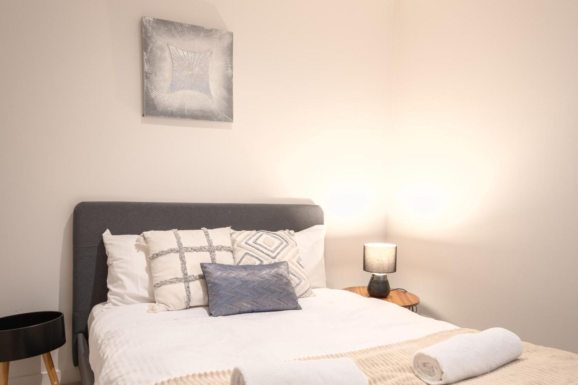 Shamrock Street Bright 2br Apartmenfree Parking Apartment *