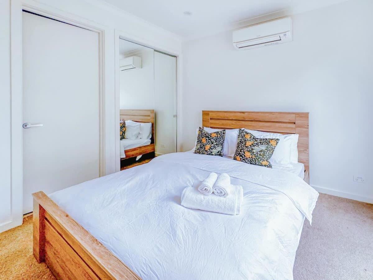 Bright 3 Level Townhouse Holiday home *