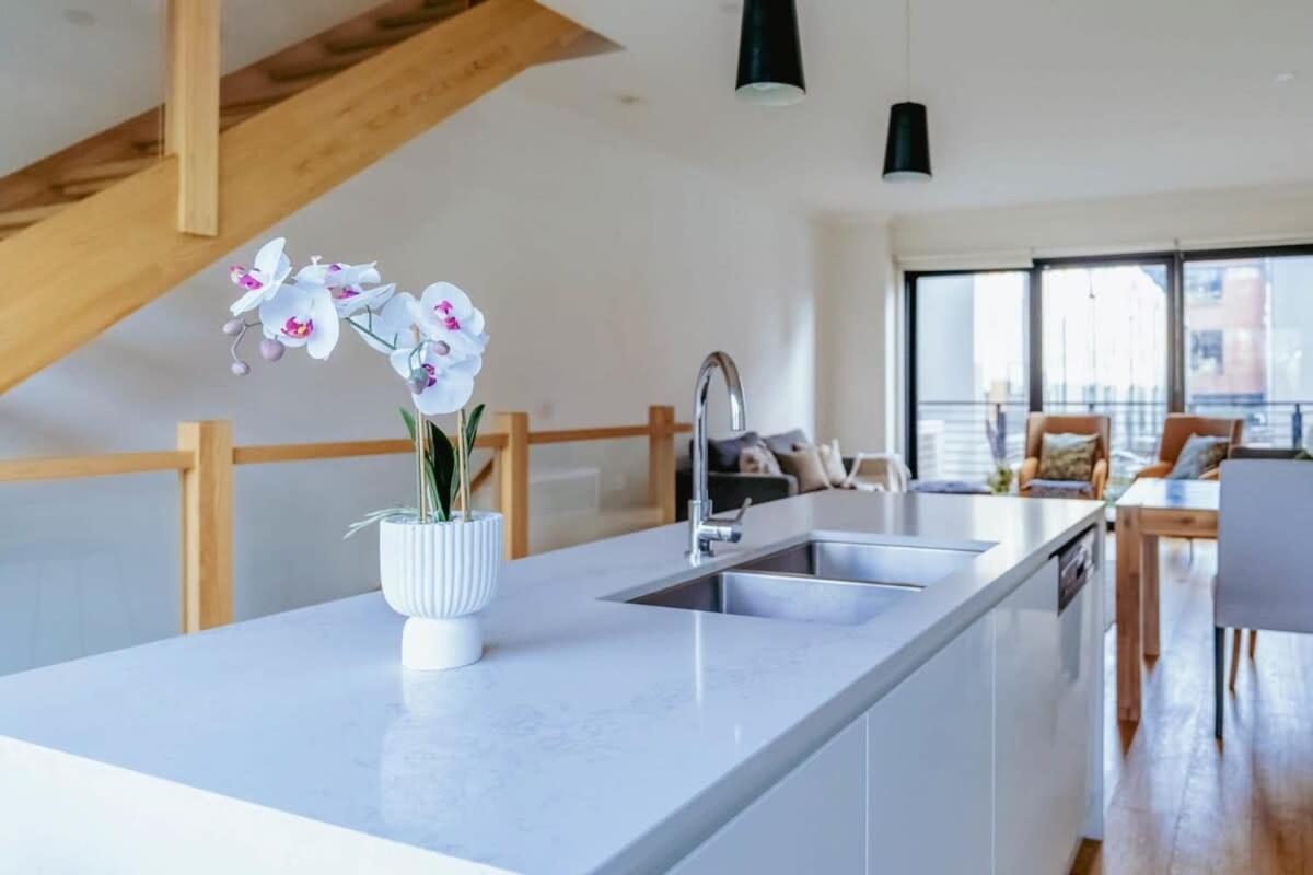 Bright 3 Level Townhouse * Melbourne