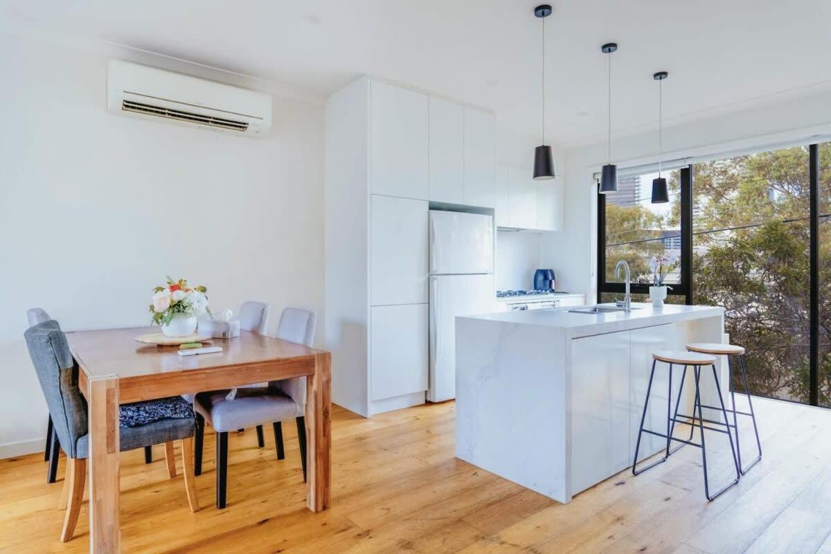 Bright 3 Level Townhouse Holiday home *