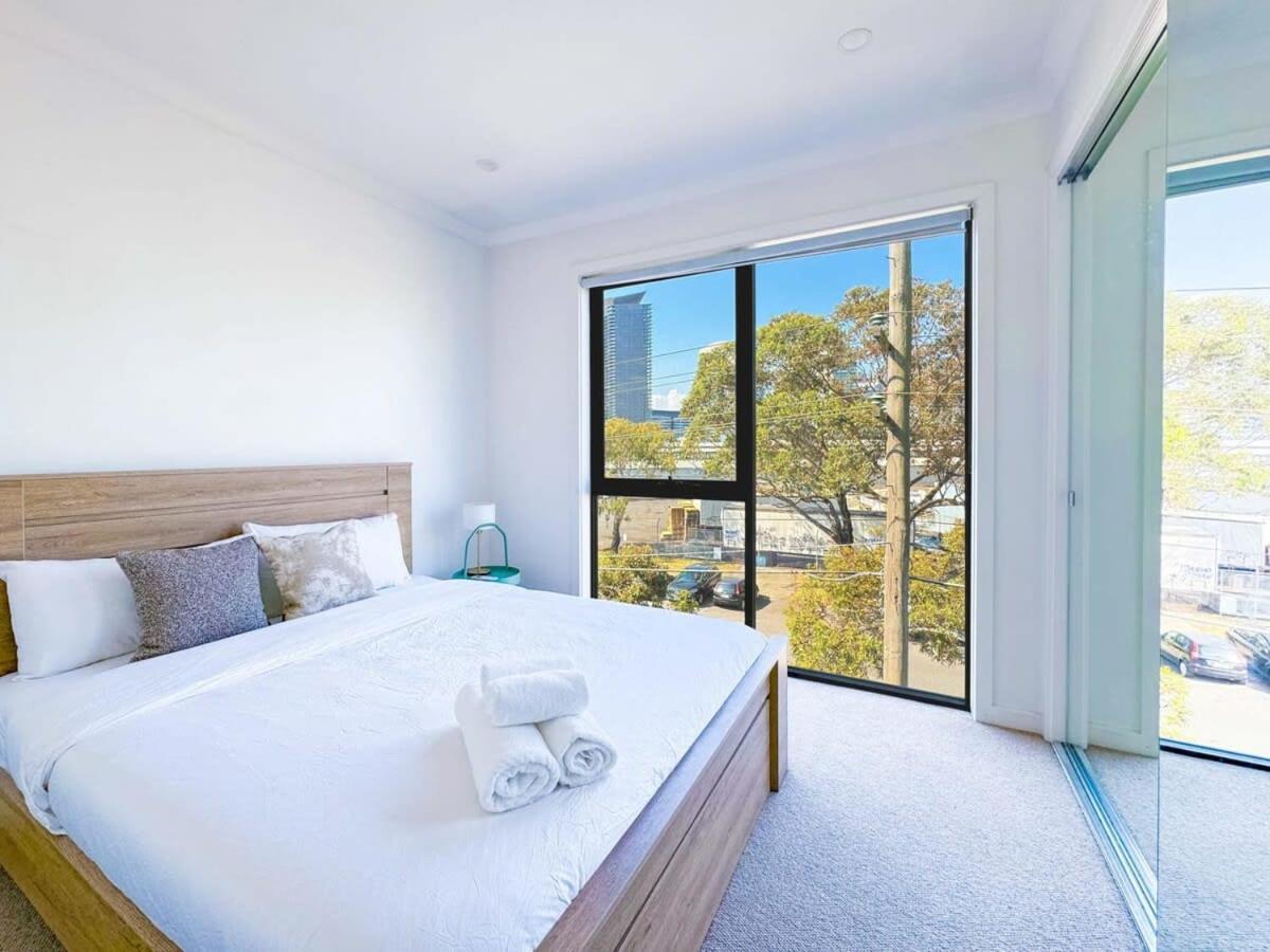 Bright 3 Level Townhouse Holiday home *