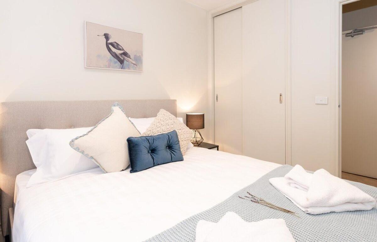 Harp Haven - Contemporary In Suburban Tree Lined Kew Apartment Melbourne