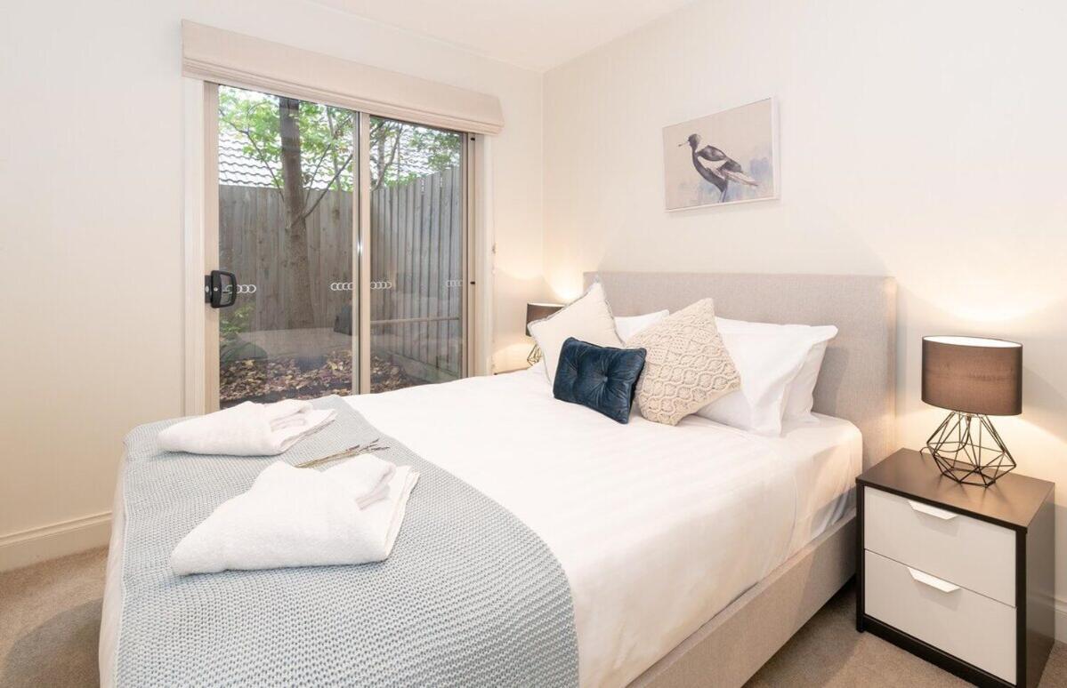 Harp Haven - Contemporary In Suburban Tree Lined Kew Apartment *