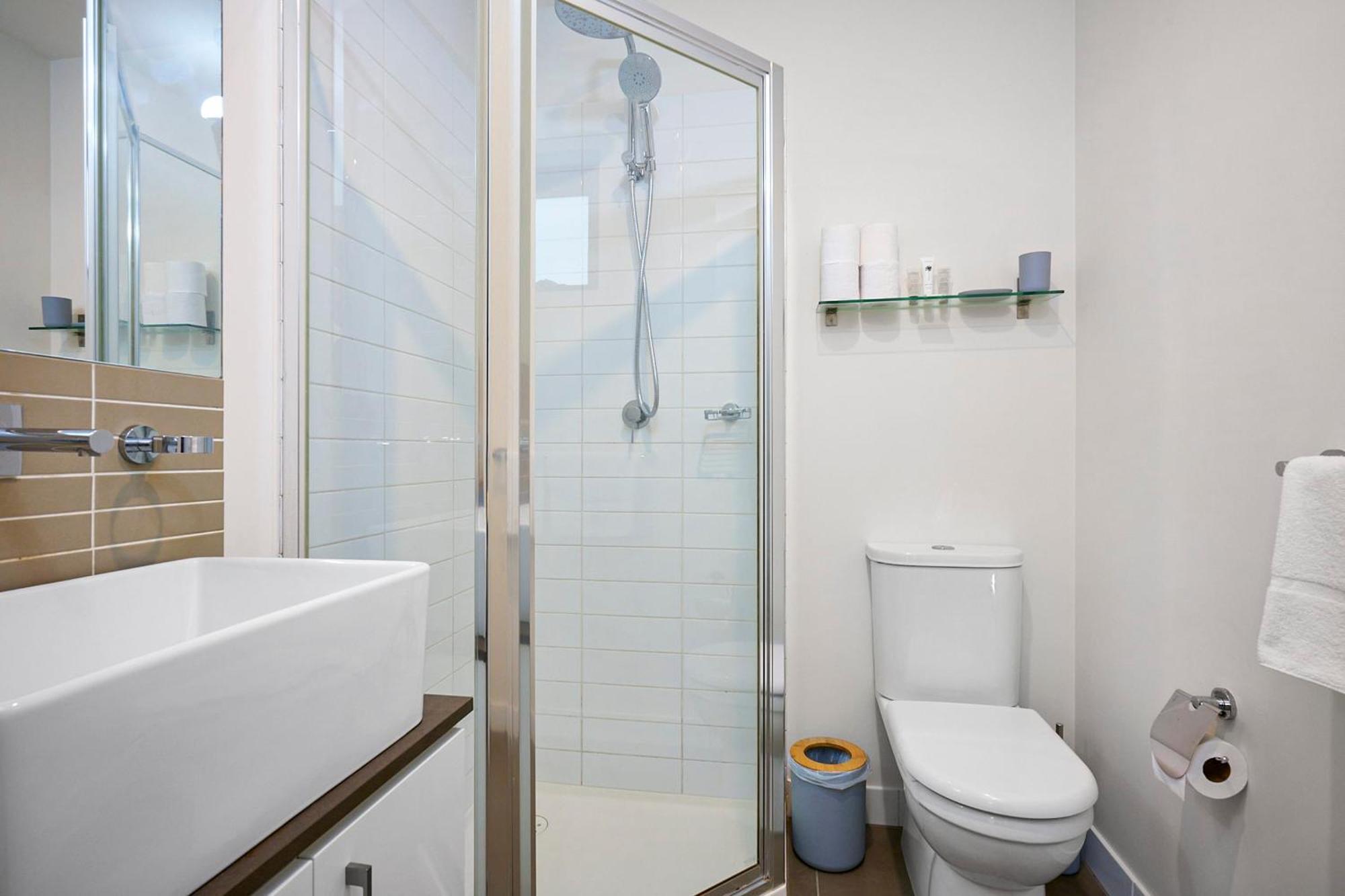 Luxe Lonsdale - Your City Retreat In Apartment