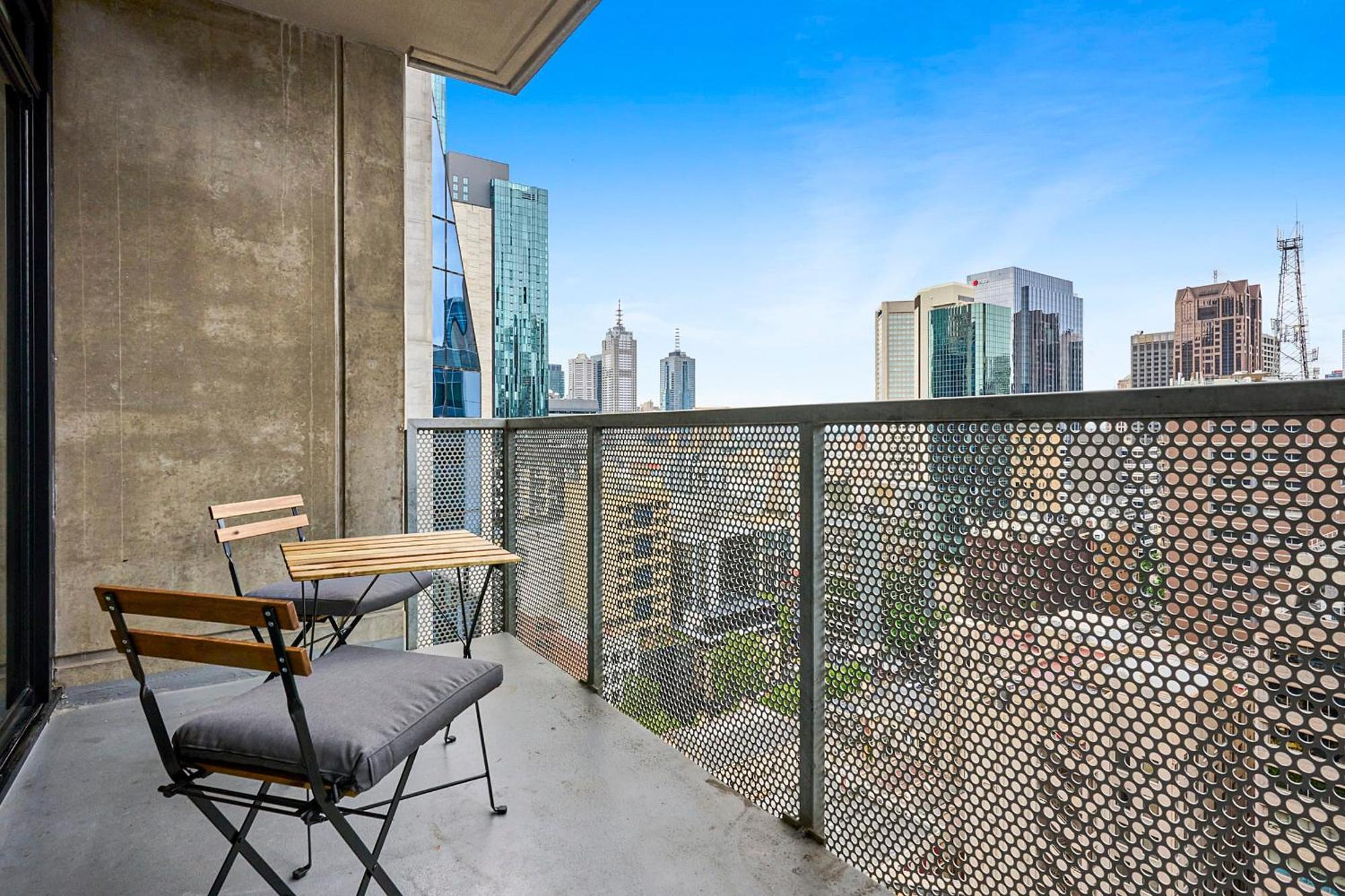 Luxe Lonsdale - Your City Retreat In