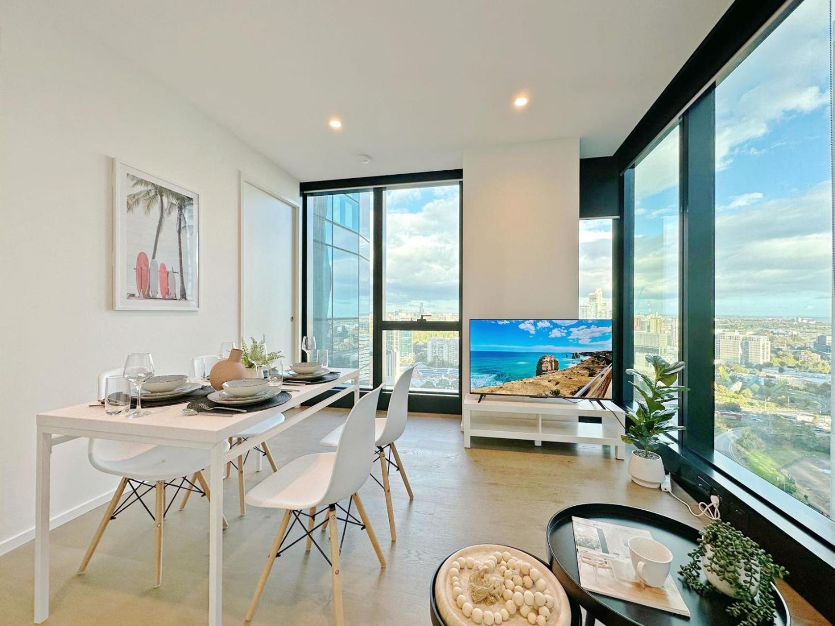 Apartment Luxury Steps Away From Crown