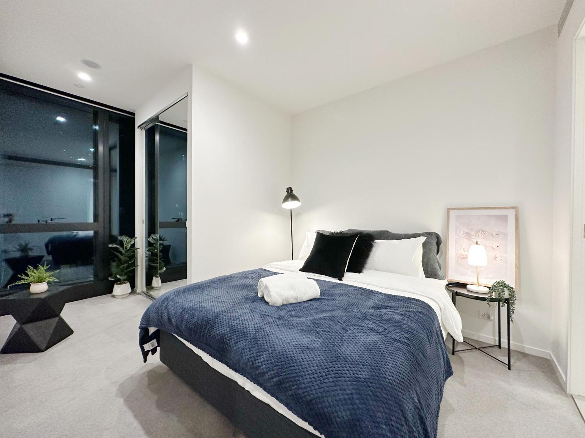 Apartment Luxury Steps Away From Crown