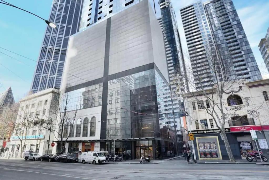 Modern 1 Bed Melb Apt W/ Balcony, Coffee And Views *