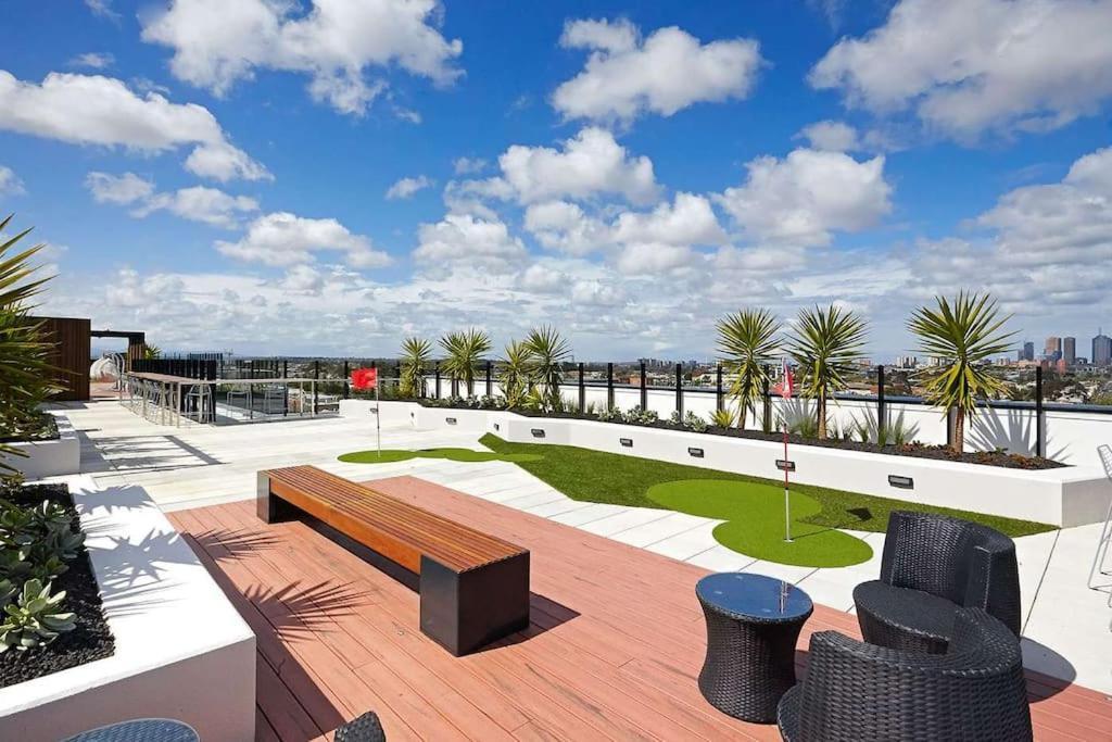Modern 1bd ; Pool, Gym, Secure Underground Carpark *