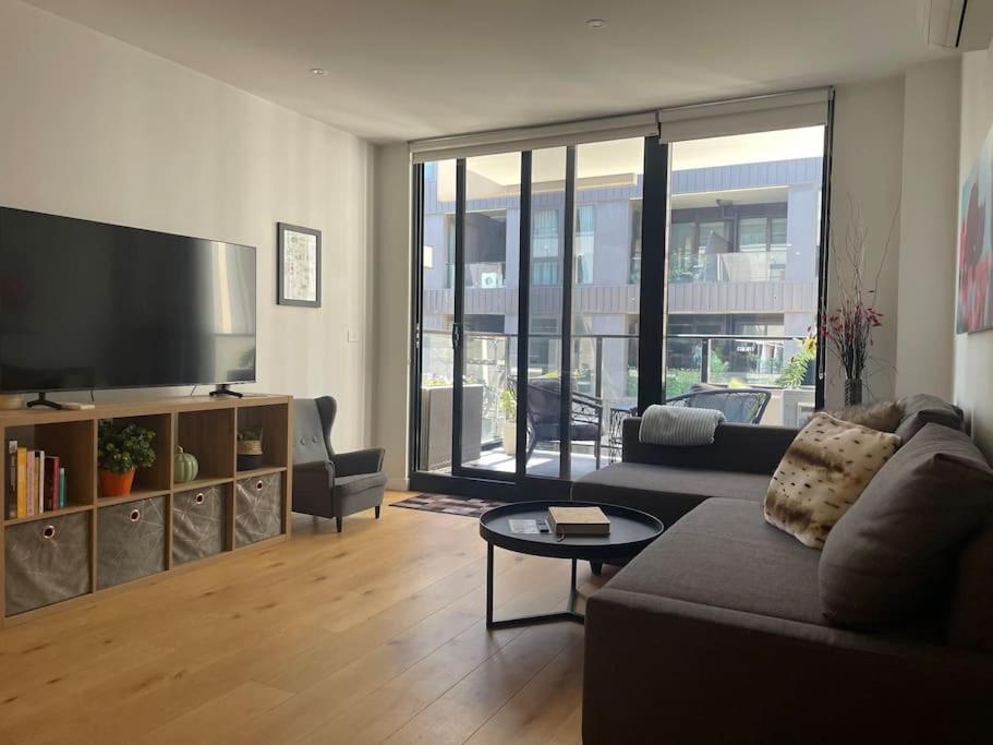 Modern 1bd ; Pool, Gym, Secure Underground Carpark Apartment *