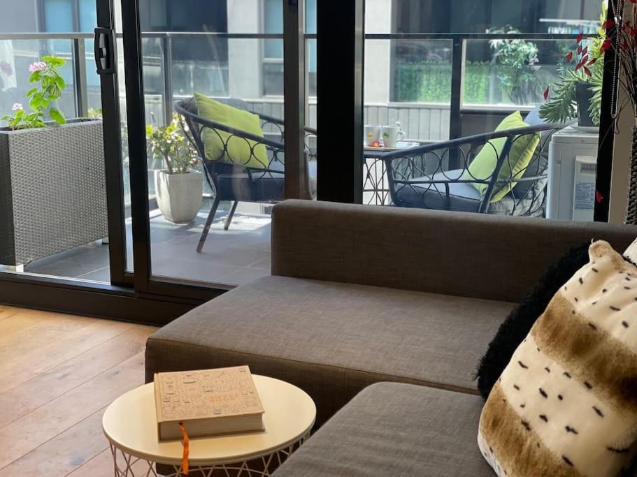 Modern 1bd ; Pool, Gym, Secure Underground Carpark Apartment
