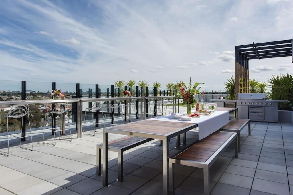 Modern 1bd ; Pool, Gym, Secure Underground Carpark Melbourne