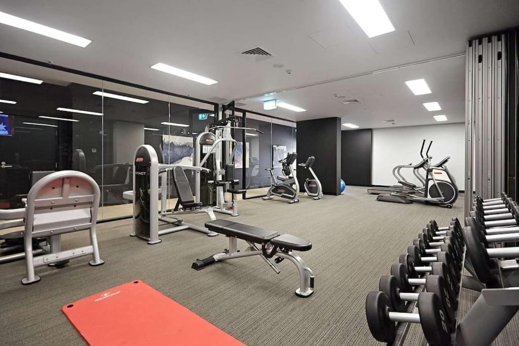 Modern 1bd ; Pool, Gym, Secure Underground Carpark Apartment Melbourne