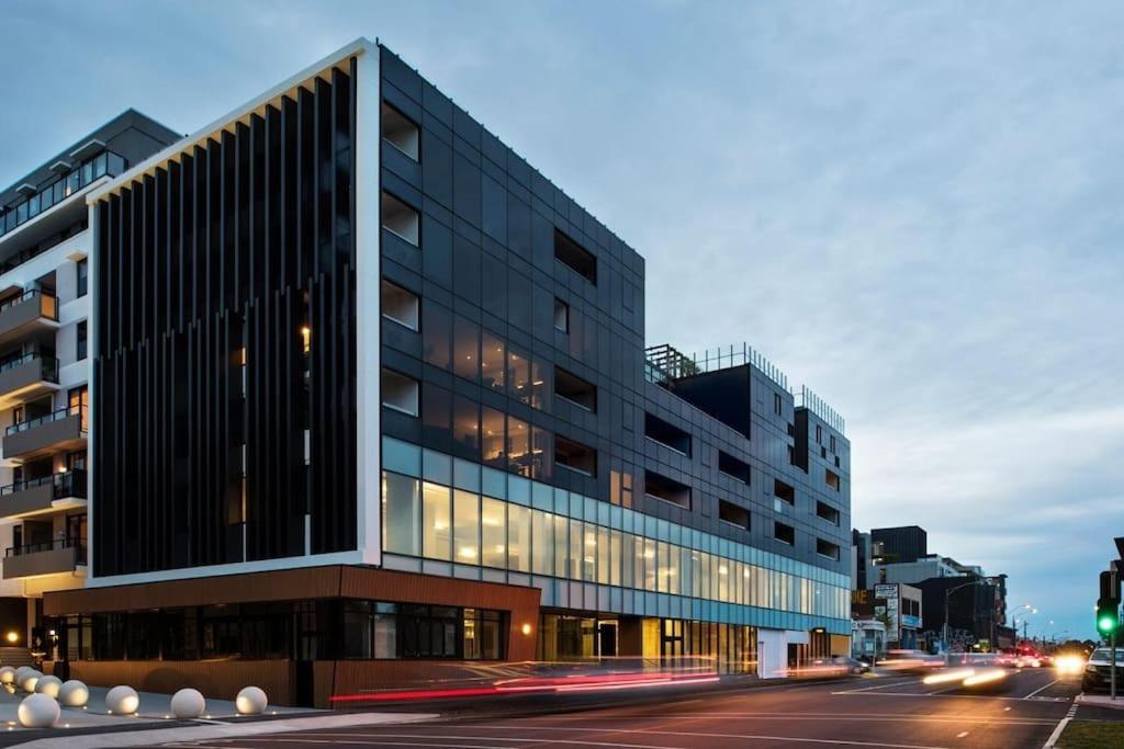Apartment Modern 1bd ; Pool, Gym, Secure Underground Carpark