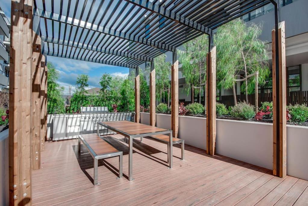 Apartment Modern 1bd ; Pool, Gym, Secure Underground Carpark Melbourne