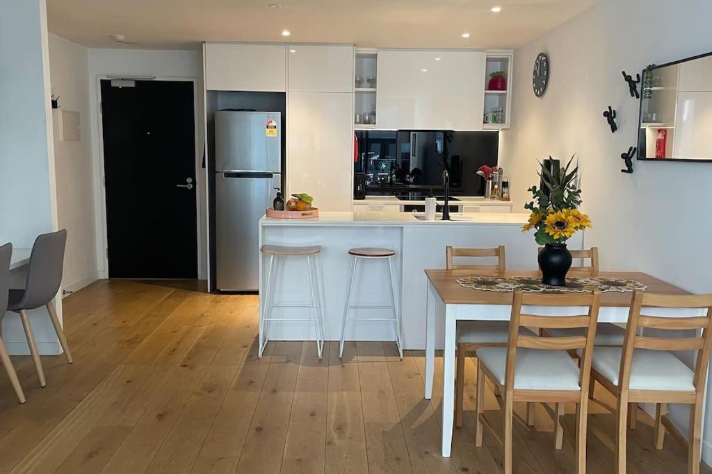 Modern 1bd ; Pool, Gym, Secure Underground Carpark Apartment *