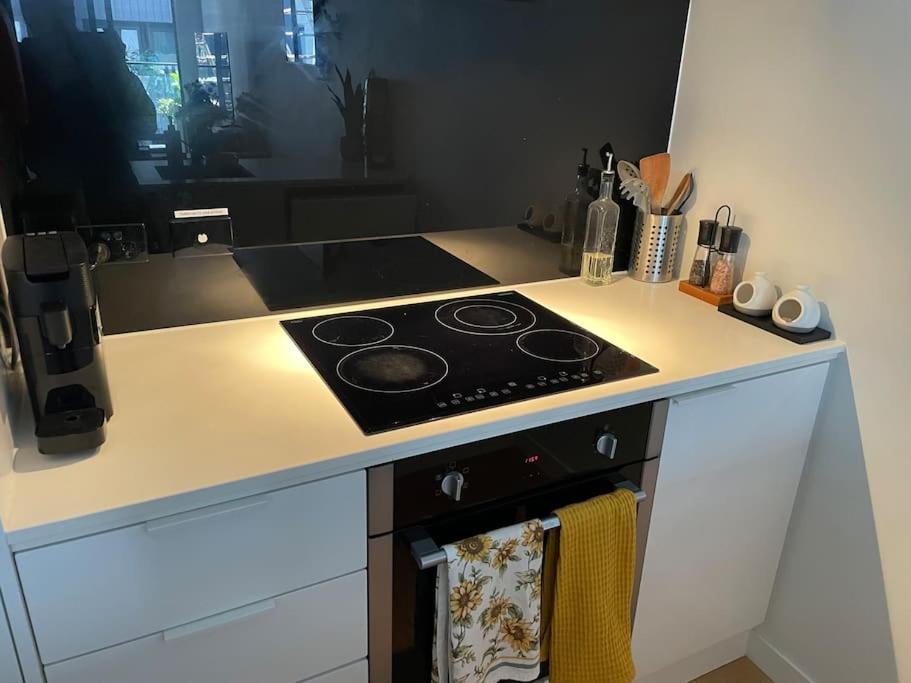 Modern 1bd ; Pool, Gym, Secure Underground Carpark Apartment Melbourne
