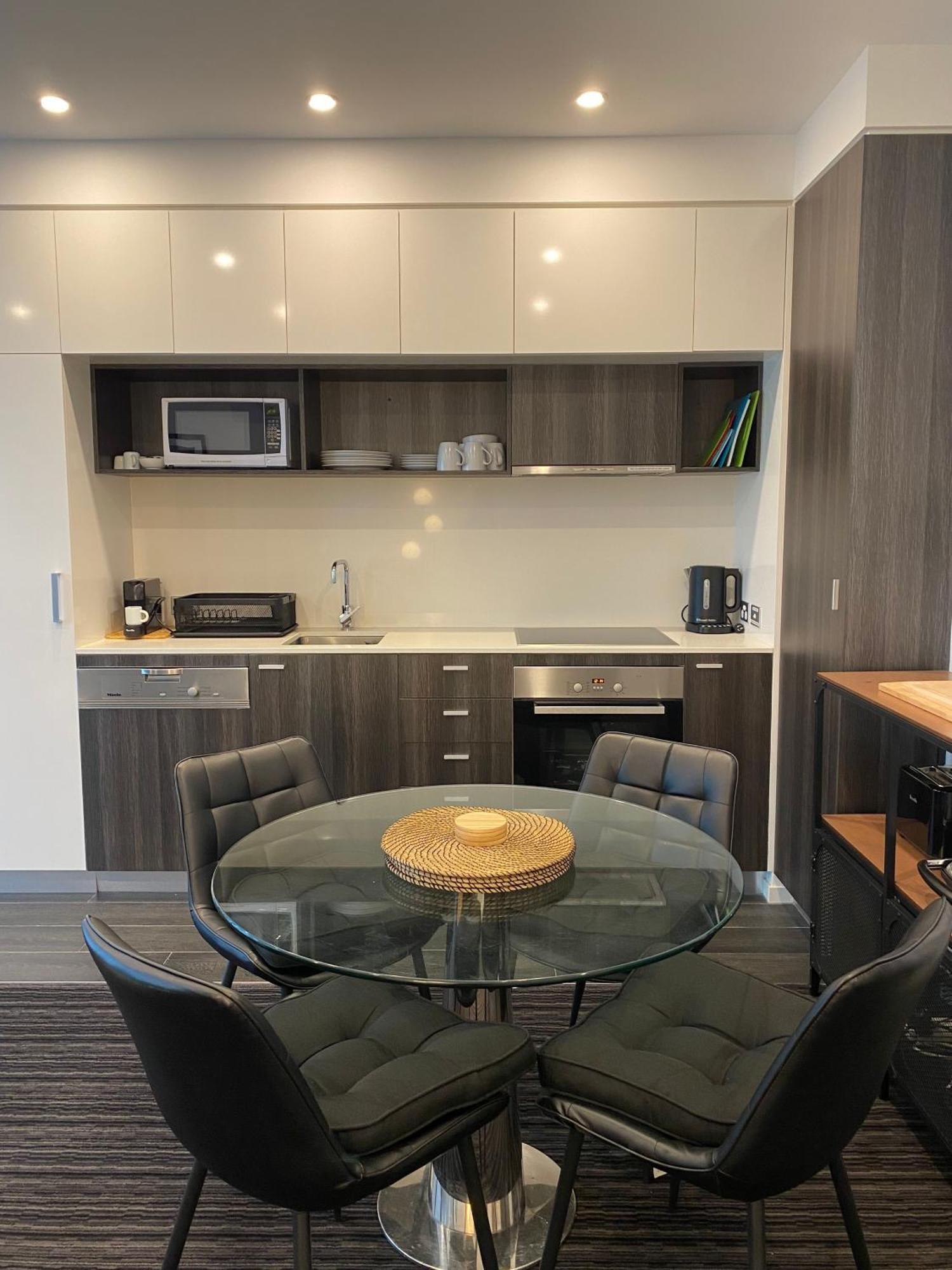 Modern Quiet 1 & 2 Bed Opposite Park *