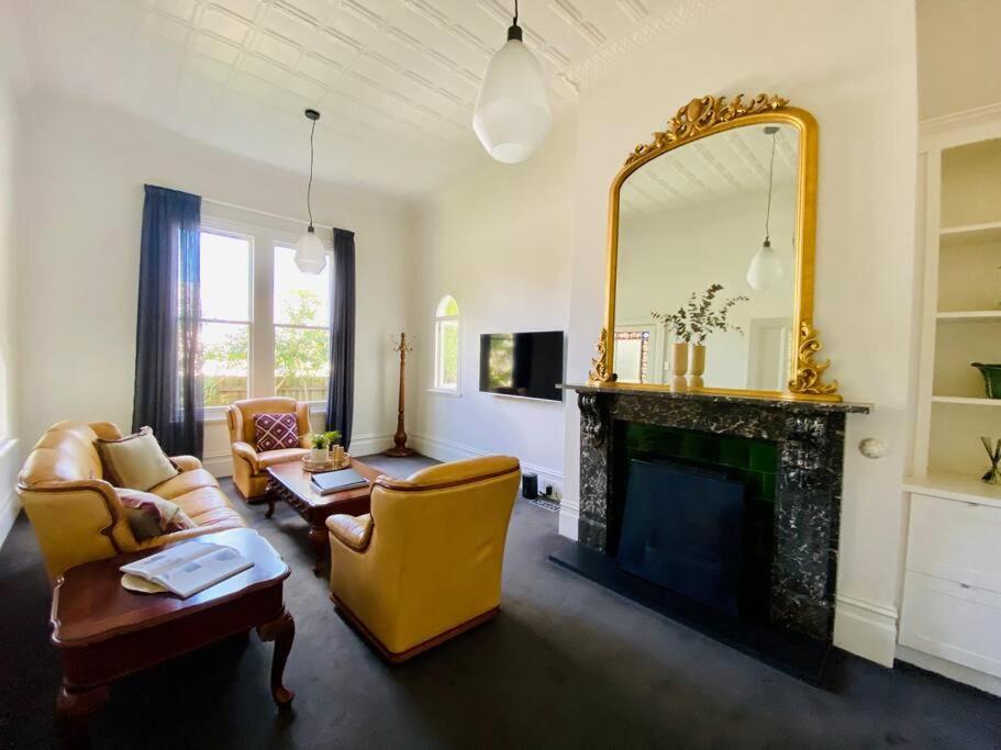 Camberwell's Lyrical Vintage Abode Holiday home