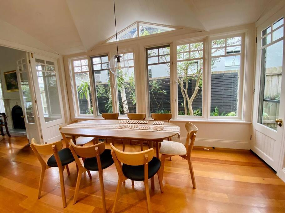 Camberwell's Lyrical Vintage Abode Holiday home