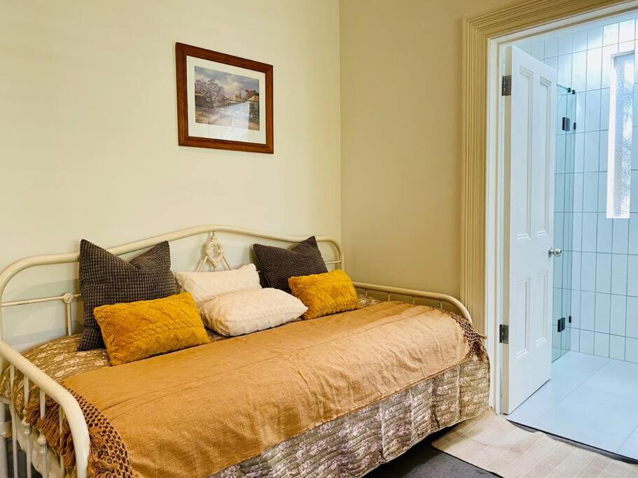 Camberwell's Lyrical Vintage Abode Holiday home *