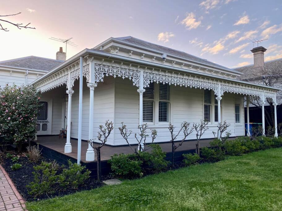 Camberwell's Lyrical Vintage Abode Holiday home Melbourne