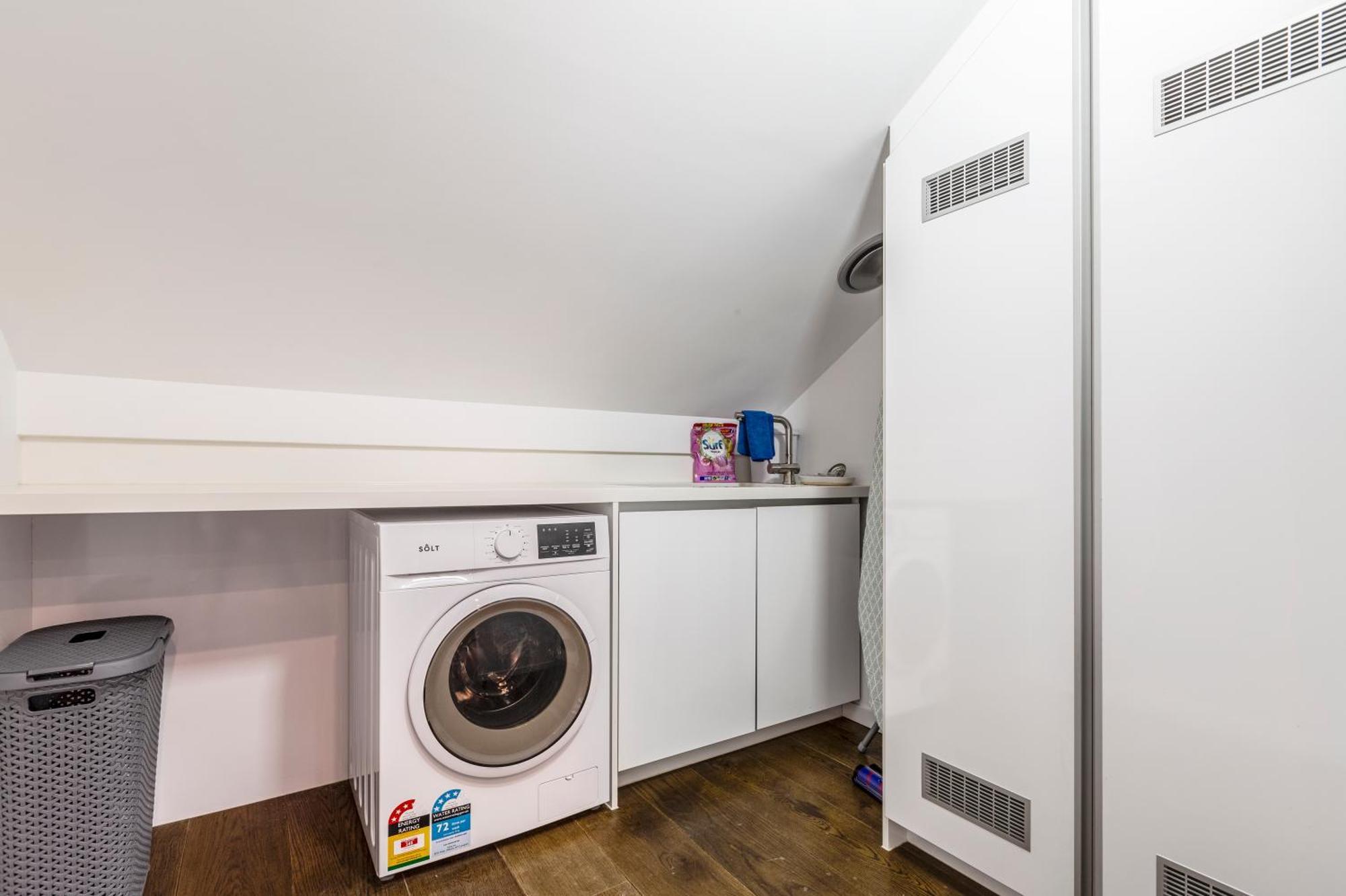 Carlton Luxury Kings Mansion - 5min To Cbd, Garage And Rooftop Holiday home Melbourne