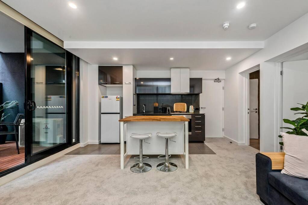Incredible Inkerman Apartment *