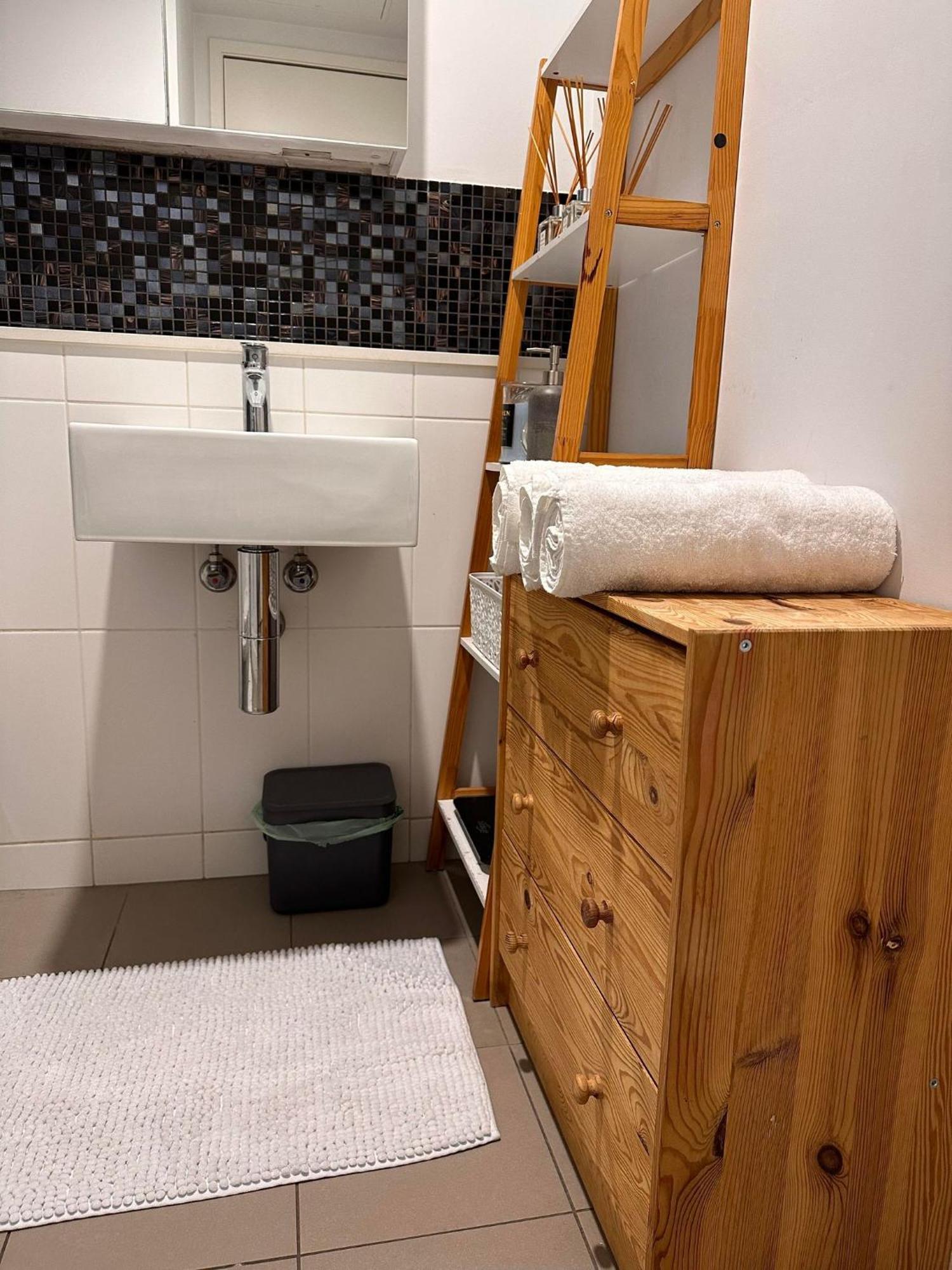 City-Edge Apartment With Free Parking *