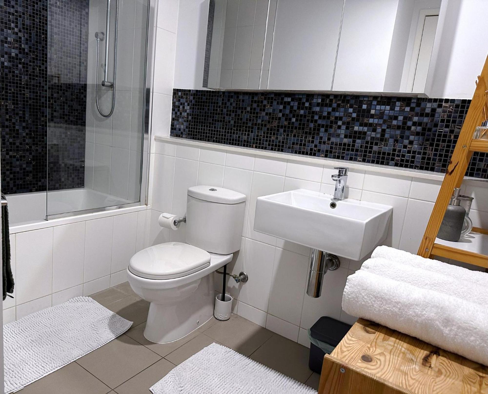City-Edge Apartment With Free Parking Apartment *
