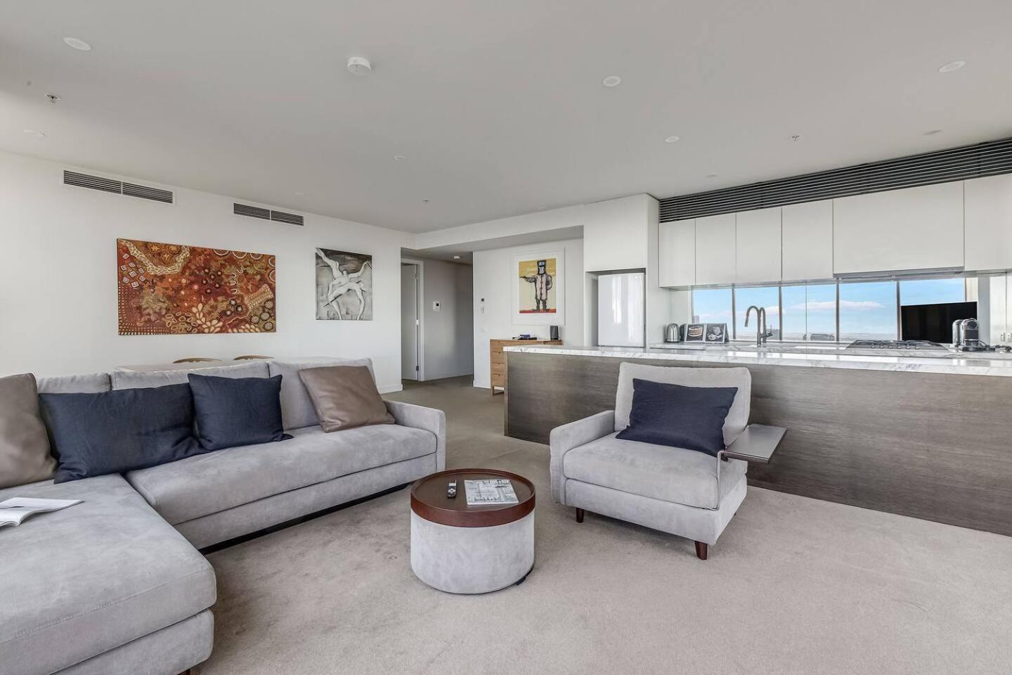 'the Queensbridge' Modern Minimalist In The Sky Apartment