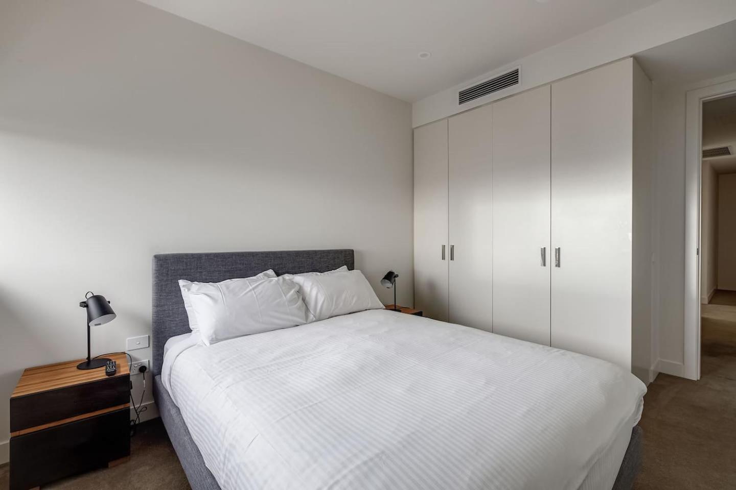 'the Queensbridge' Modern Minimalist In The Sky Apartment *