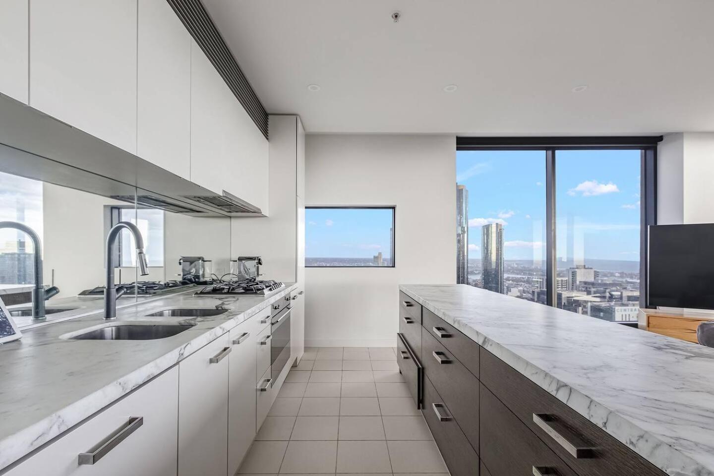 'the Queensbridge' Modern Minimalist In The Sky *
