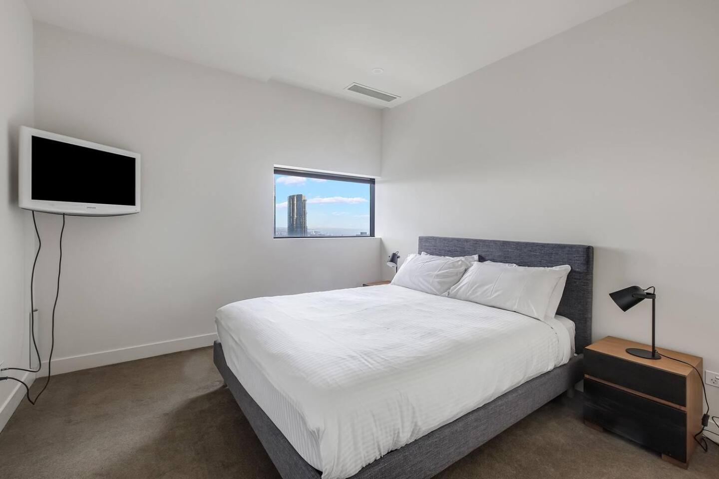 Apartment 'the Queensbridge' Modern Minimalist In The Sky