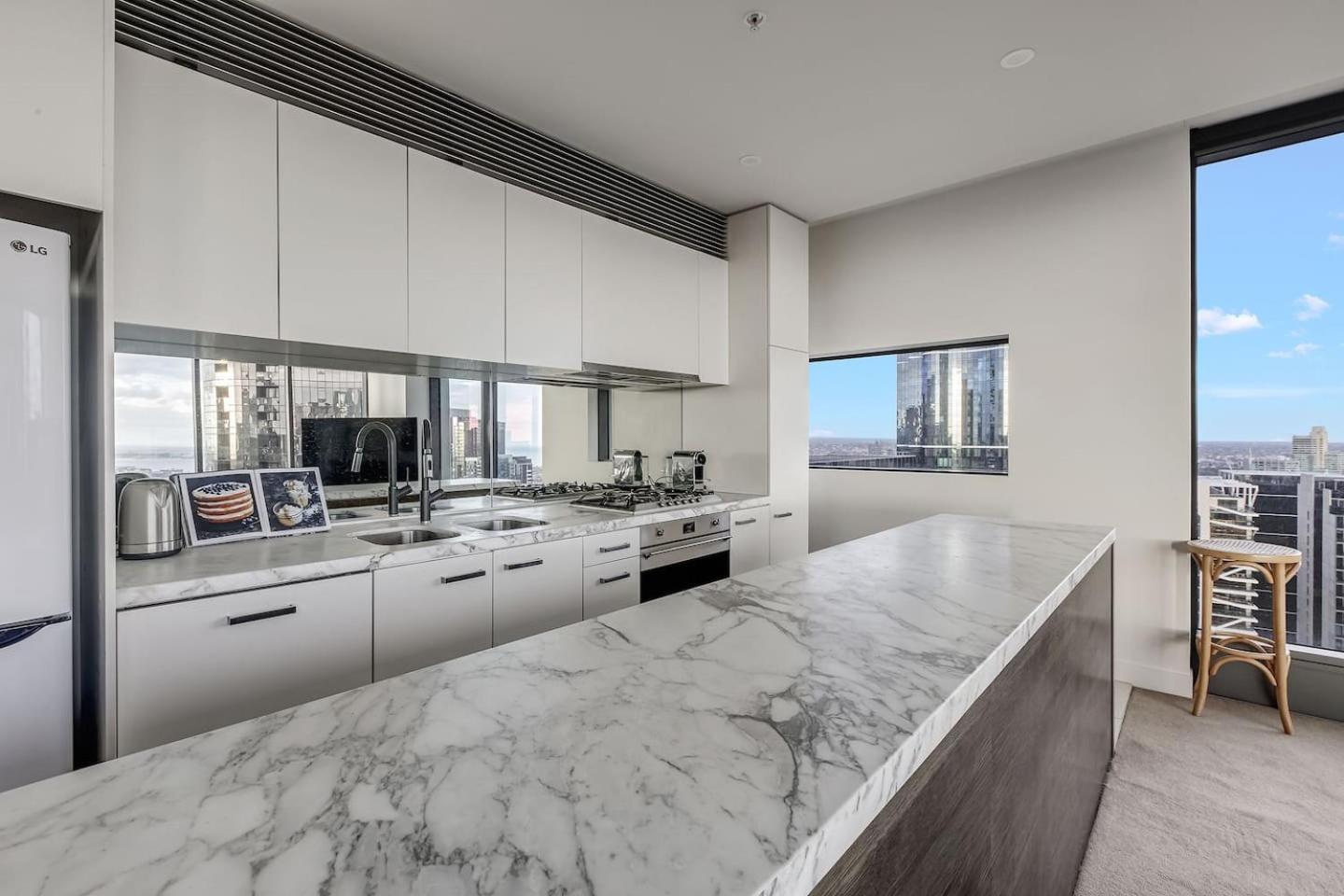 'the Queensbridge' Modern Minimalist In The Sky Apartment