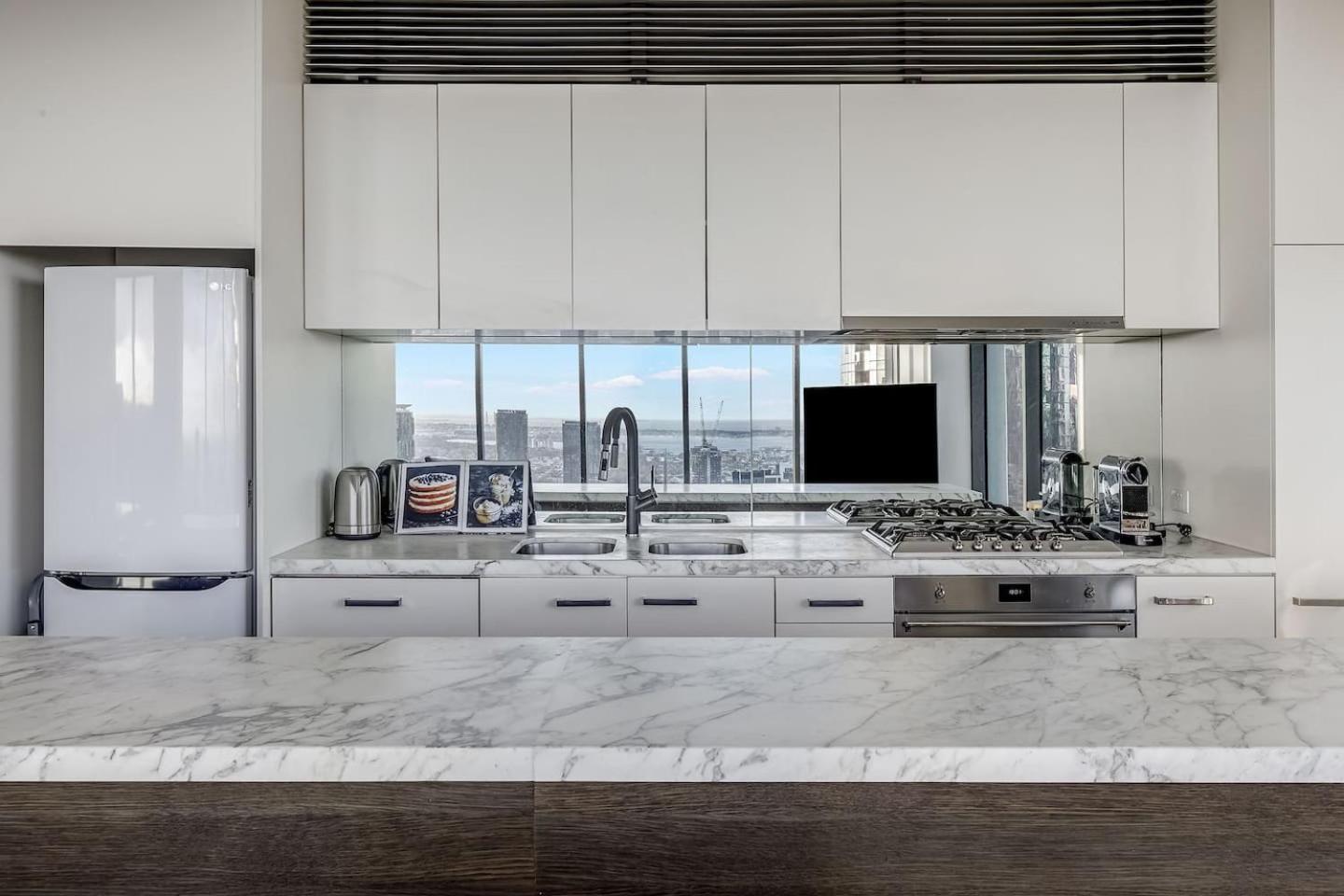Apartment 'the Queensbridge' Modern Minimalist In The Sky