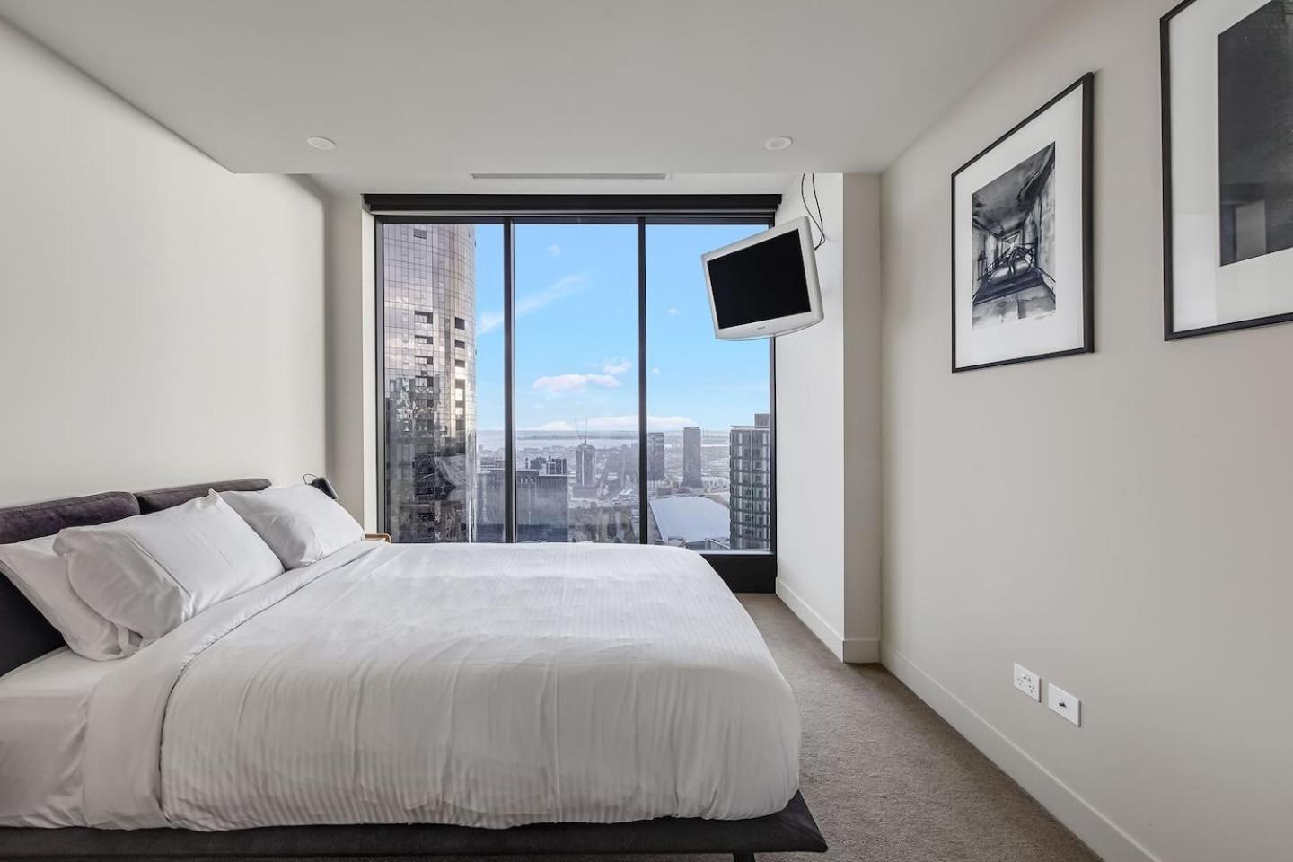 Apartment 'the Queensbridge' Modern Minimalist In The Sky *