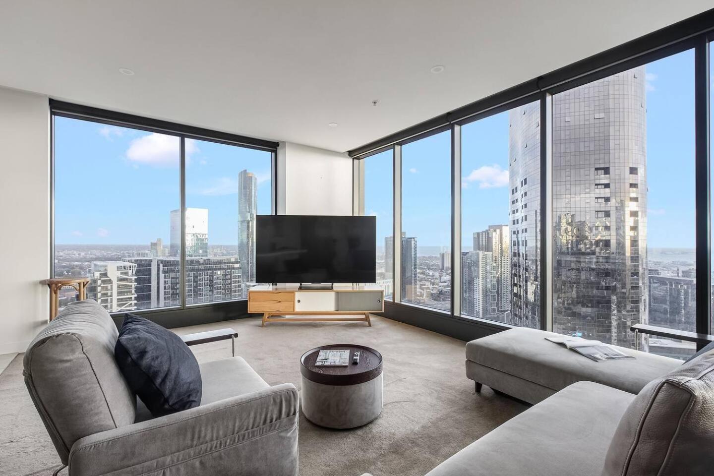 'the Queensbridge' Modern Minimalist In The Sky Apartment