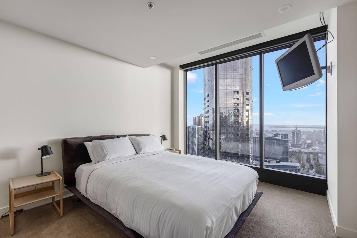 Apartment 'the Queensbridge' Modern Minimalist In The Sky *