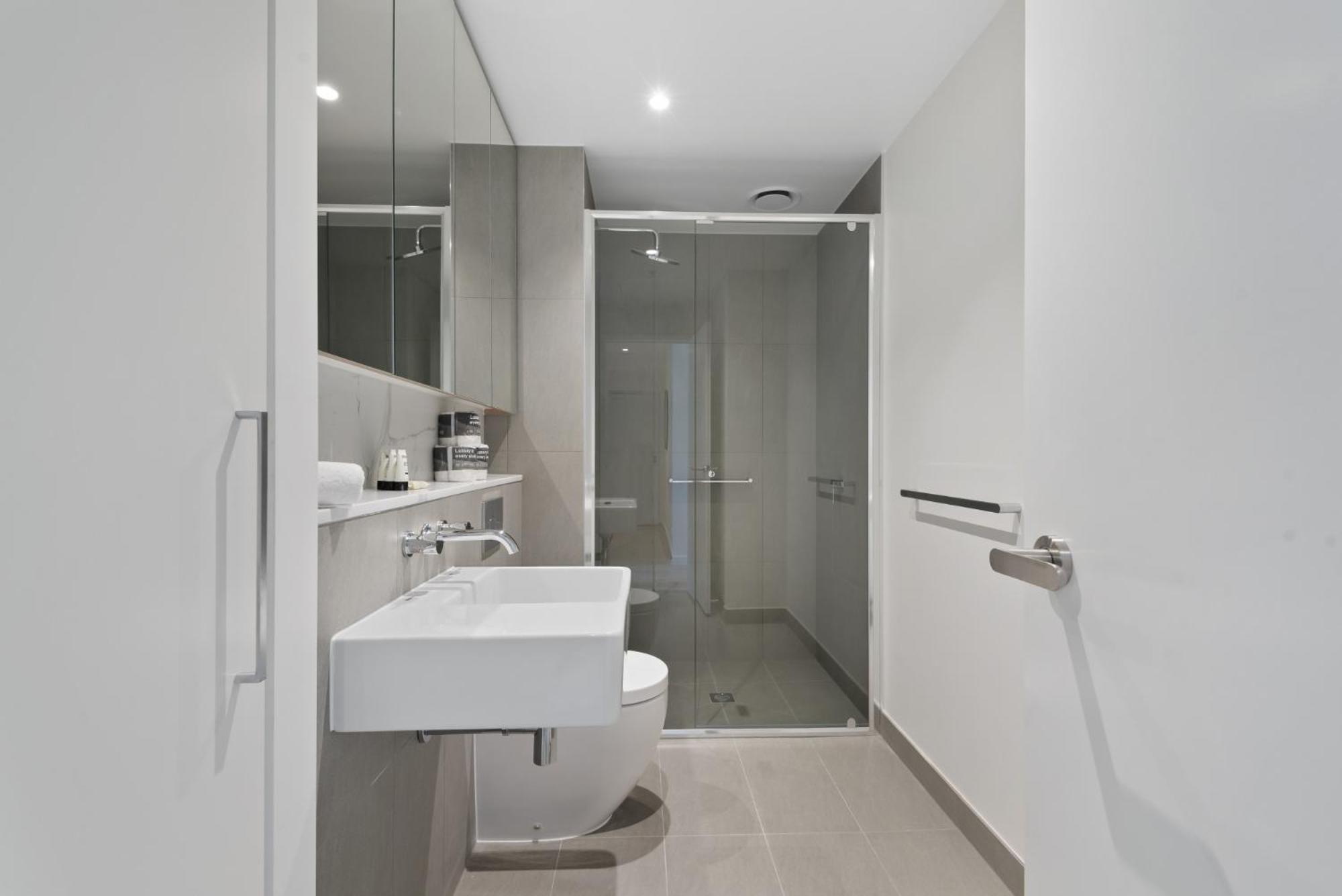 Sophisticated 2-bed With Bay Views & Amenities Apartment