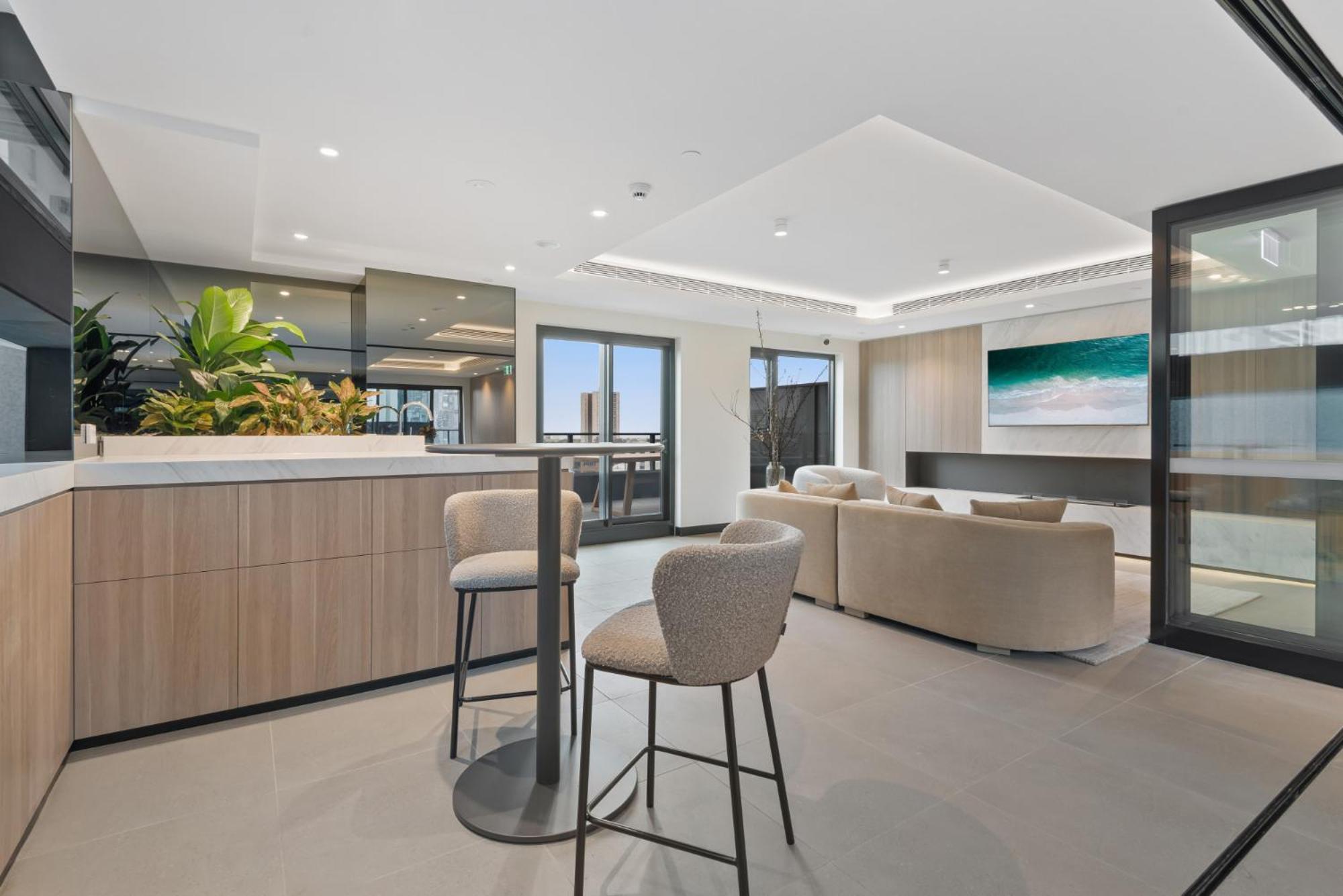 Sophisticated 2-bed With Bay Views & Amenities *