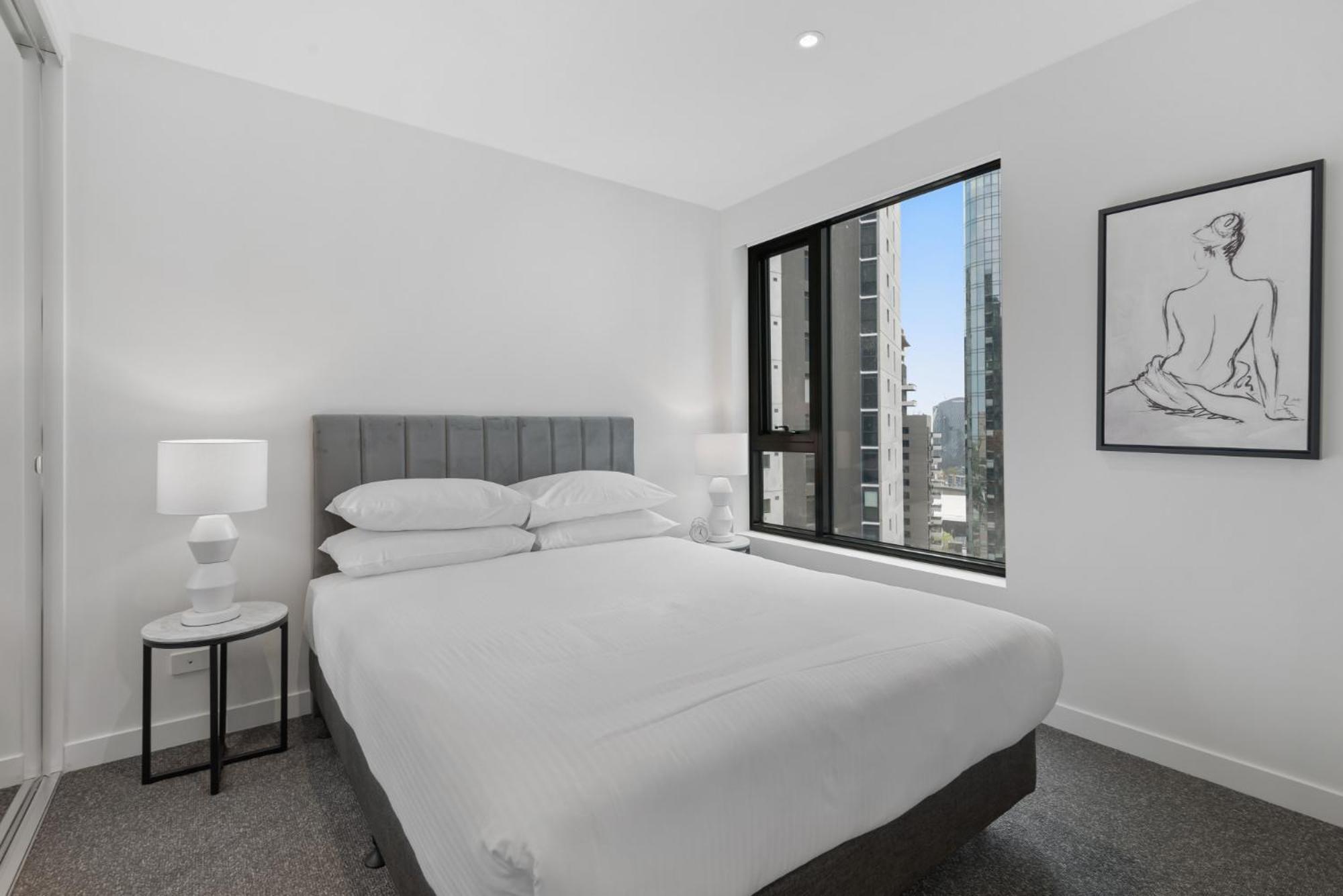 Sophisticated 2-bed With Bay Views & Amenities